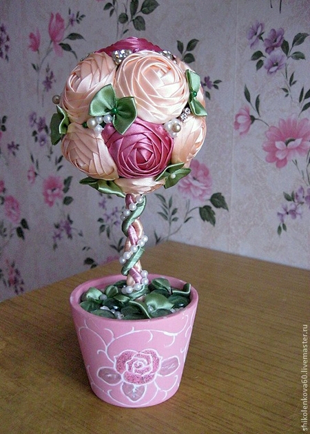 Топиарий из атласных лент Топиарий из атласных лент