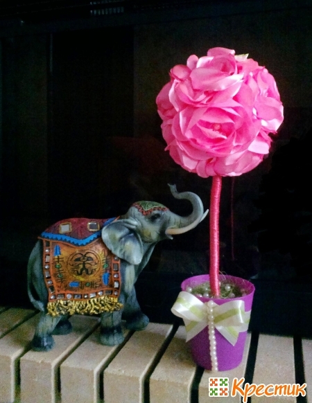 Топиарий из розовых лент Топиарий из розовых лент