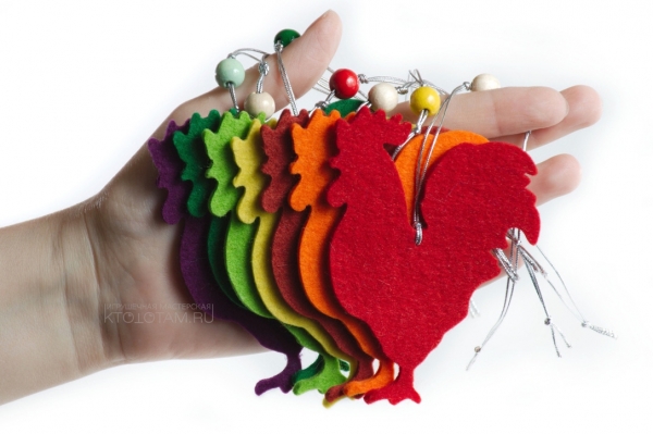 Петухи вырезаны из толстого фетра