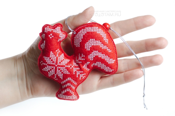 Вышитый крестом красный петух Вышитый крестом красный петух