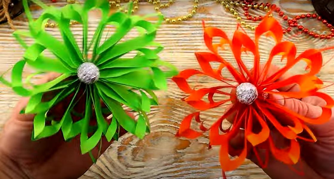 Объемные снежинки из цветной бумаги Объемные снежинки из цветной бумаги