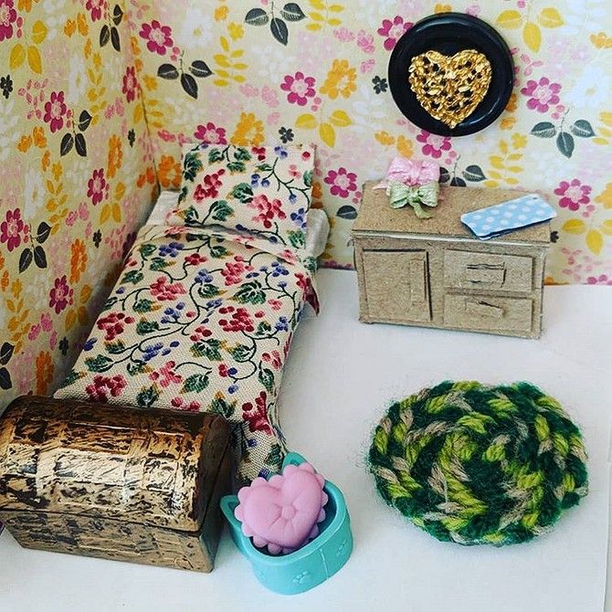 Как сделать домик для кукол своими руками из коробок: пошаговая инструкция