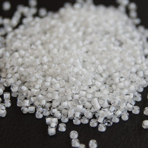 Бисер с покрашенной серединкой Бисер с покрашенной серединкой