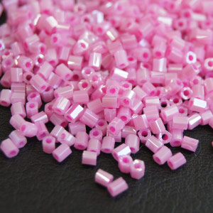 Темно-розовый бисер Темно-розовый бисер