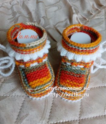 Вязаные спицами пинетки для новорожденных Меланж Вязаные спицами пинетки для новорожденных Меланж