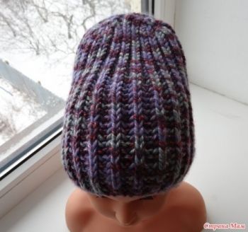 Женская шапка, связанная английской резинкой Женская шапка, связанная английской резинкой