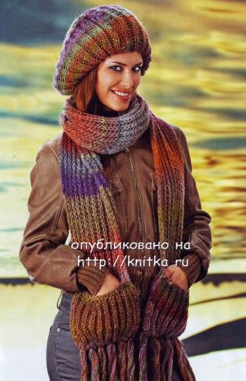 Берет и шарф спицами связаны английской резинкой Берет и шарф спицами связаны английской резинкой