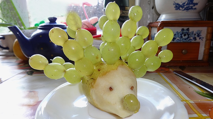 Ежик из груши и винограда