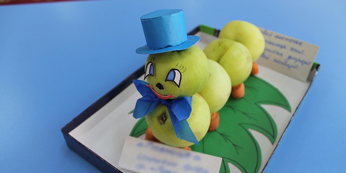 Гусеница из яблок