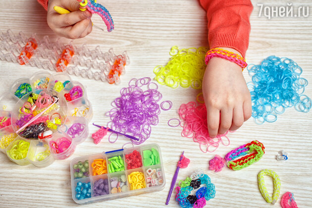 Браслеты из резинок на рогатке: особенности технологии плетения ангела и сердечка крючком, мастер-классы