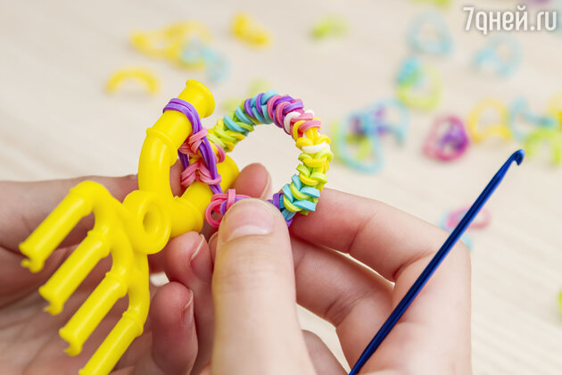 Браслеты из резинок на рогатке: особенности технологии плетения ангела и сердечка крючком, мастер-классы