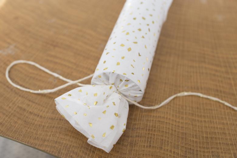 Как сделать хлопушку из бумаги: пошаговое описание изготовления и мастер класс для начинающих