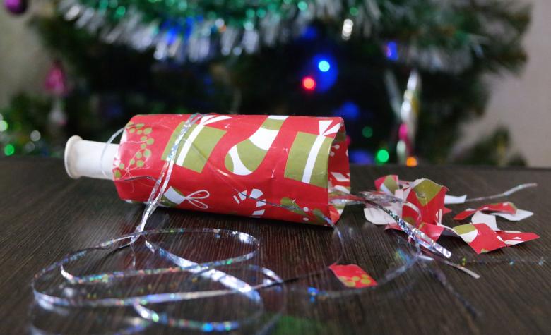 Как сделать хлопушку из бумаги: пошаговое описание изготовления и мастер класс для начинающих