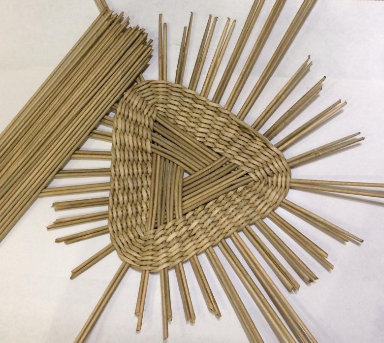 Плетение из газетных трубочек для начинающих: пошаговое описание создания простых и красивых поделок