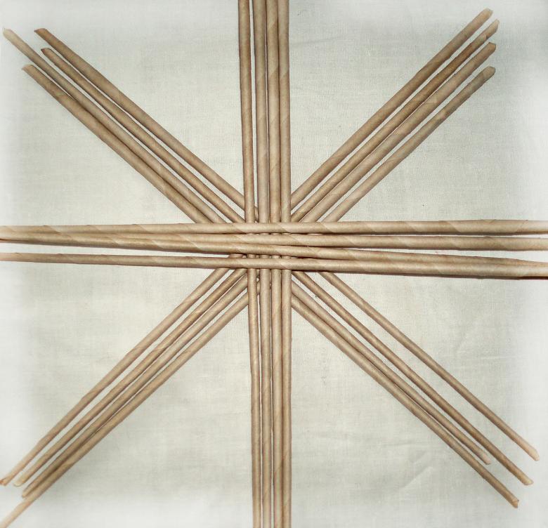 Плетение из газетных трубочек для начинающих: пошаговое описание создания простых и красивых поделок