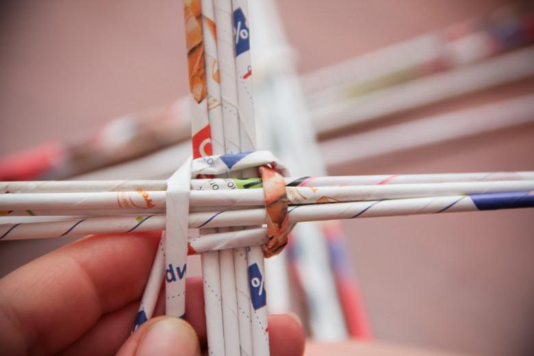 Плетение из газетных трубочек для начинающих: пошаговое описание создания простых и красивых поделок