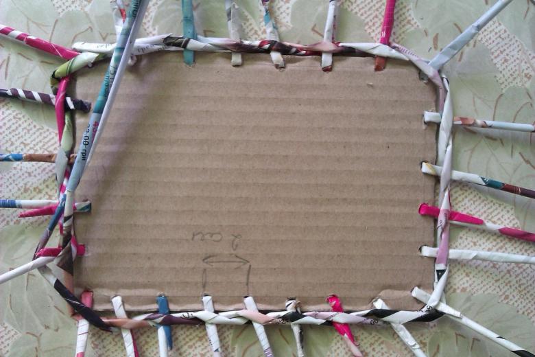 Плетение из газетных трубочек для начинающих: пошаговое описание создания простых и красивых поделок