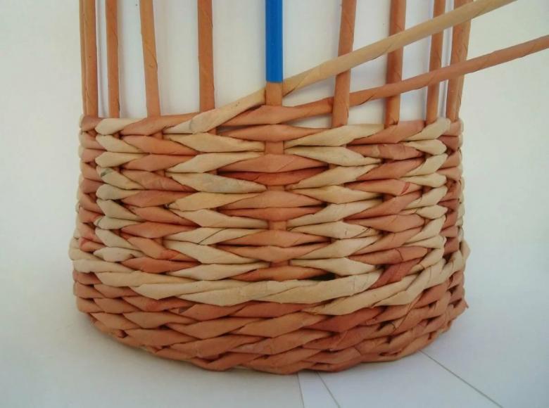 Плетение из газетных трубочек для начинающих: пошаговое описание создания простых и красивых поделок