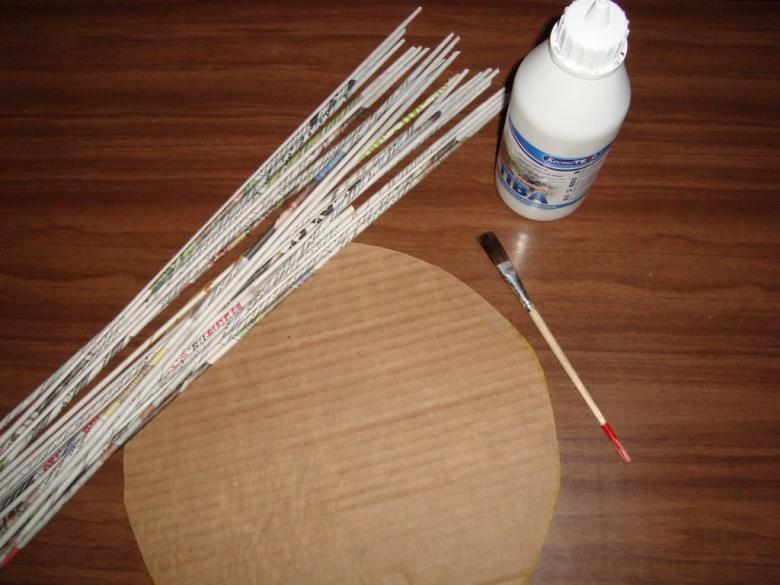 Плетение из газетных трубочек для начинающих: пошаговое описание создания простых и красивых поделок