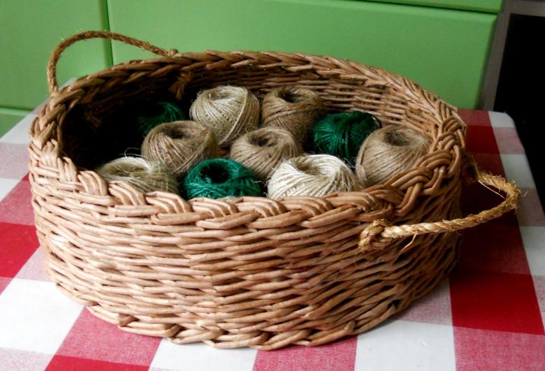 Плетение из газетных трубочек для начинающих: пошаговое описание создания простых и красивых поделок