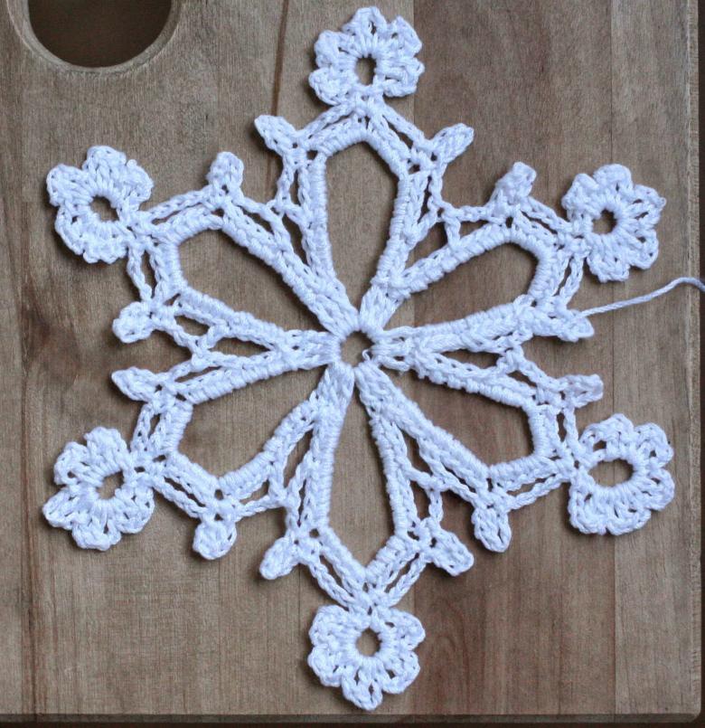 Снежинки крючком - схемы с описанием для начинающих