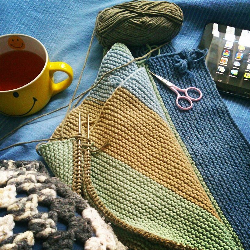 Как вязать платочную вязку по схемам круговыми и обычными спицами для начинающих