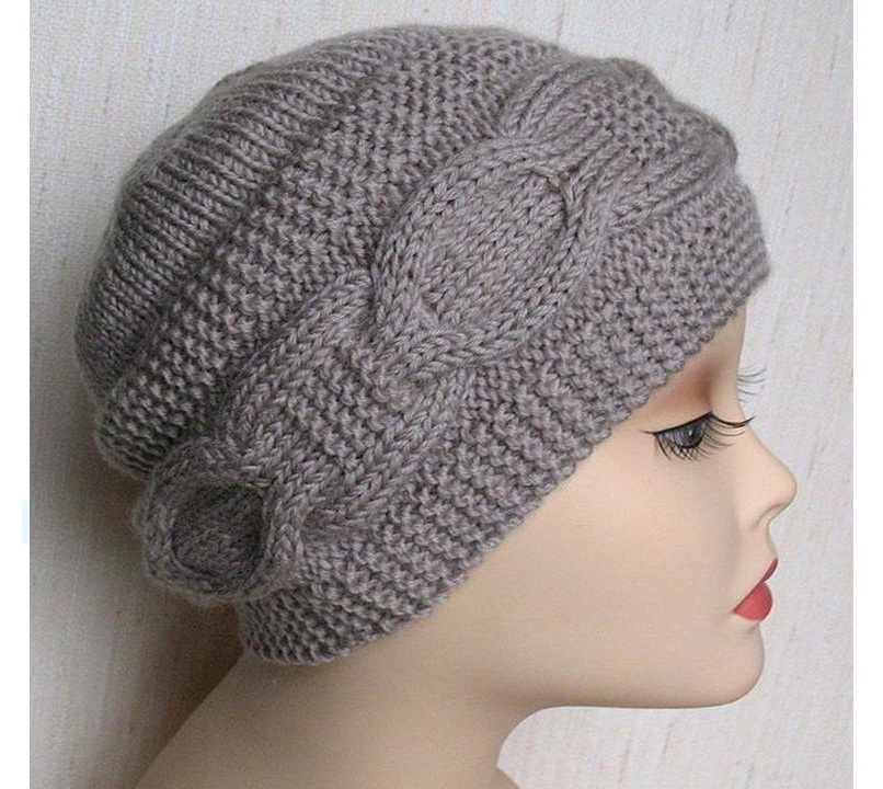 Интересная модель женской шапки платочной вязкой с косой