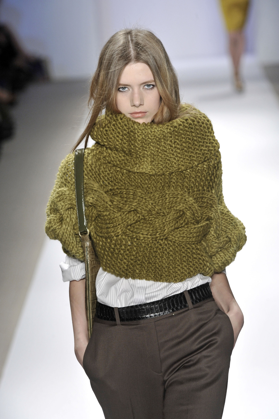 Снуд крупной вязки спицами с косой по низу