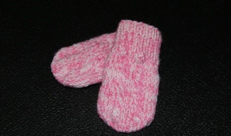 Такие рукавички можно связать по схеме выше