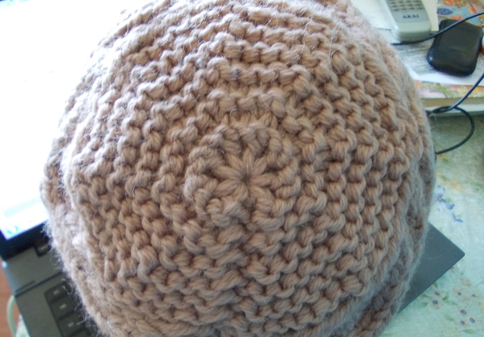 Донышко женской шапки, выполненной платочным узором