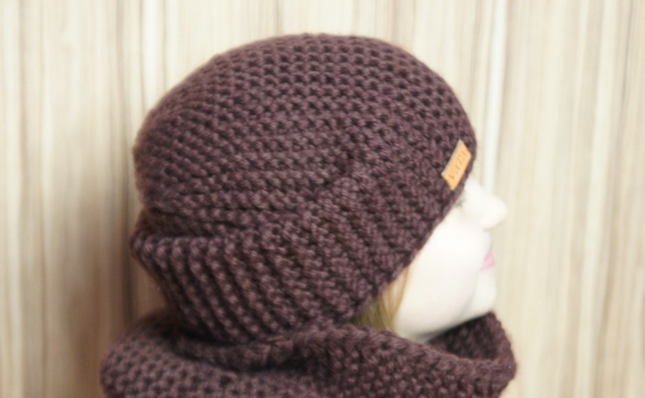 Оригинально одета на голове девушки шапка, связанная спицами платочным узором укороченными рядами