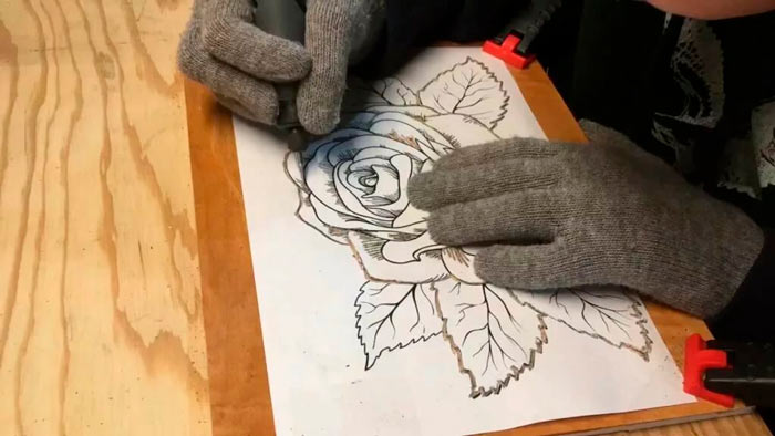 Выжигание по дереву для начинающих, рис. Работа в перчатках На фото изображено - Выжигание по дереву для начинающих, рис. Работа в перчатках