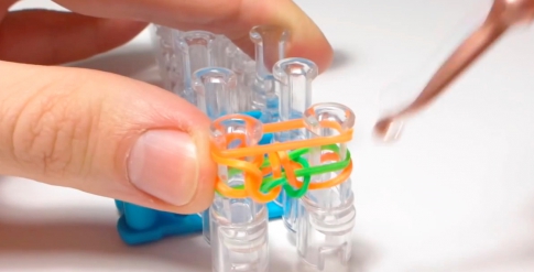 Плетение из резинок на станке: простые легкие схемы для начинающих и сложные для опытных мастеров