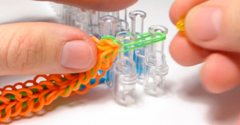 Плетение из резинок на станке: простые легкие схемы для начинающих и сложные для опытных мастеров