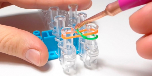 Плетение из резинок на станке: простые легкие схемы для начинающих и сложные для опытных мастеров