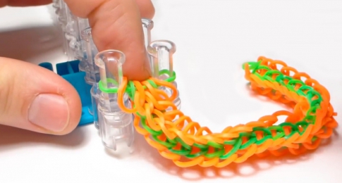 Плетение из резинок на станке: простые легкие схемы для начинающих и сложные для опытных мастеров