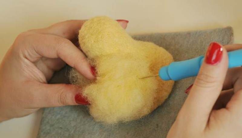 Как соединить детали валяной игрушки