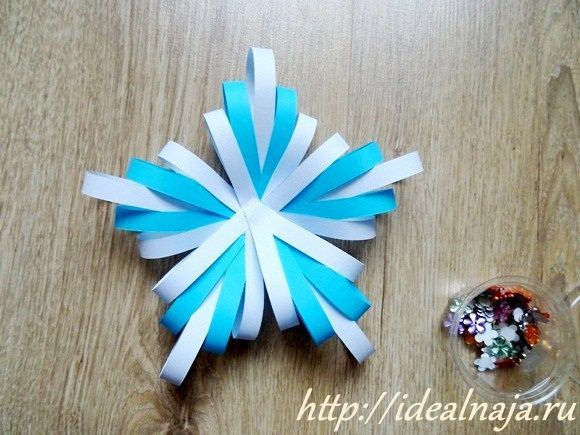 Склеиваем снежинку, пользуясь шаблоном.