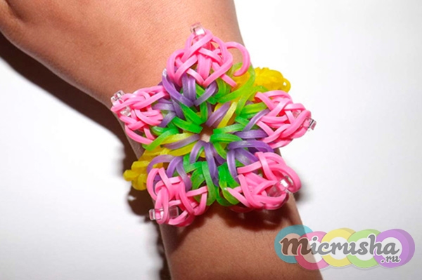 Браслет из резинок с цветком