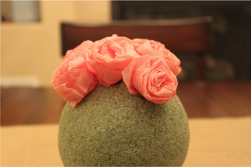 Создание кроны из бумажных роз