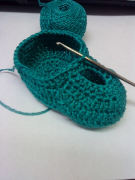 Провязываем верх пинетки крючком Как связать пинетки крючком: вяжем верх