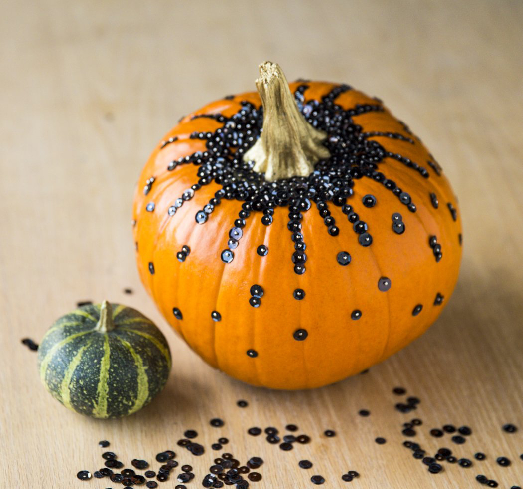 Украшение тыквы пайетками