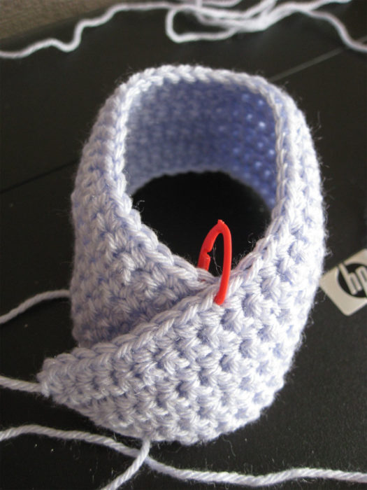 Сворачиваем боковую часть пинетки Пинетки крючком для новорожденных: боковая часть