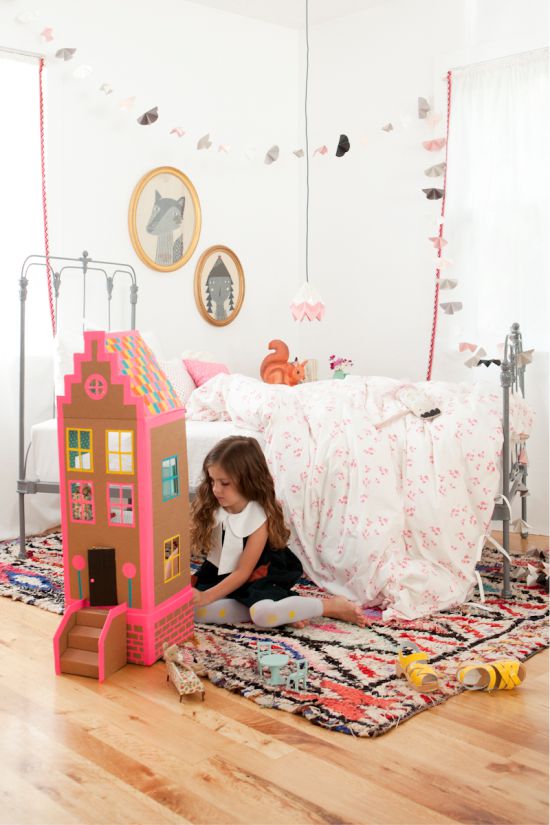 Идея оформления кукольного домика из картона