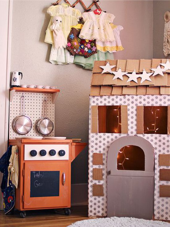 Картонный домик