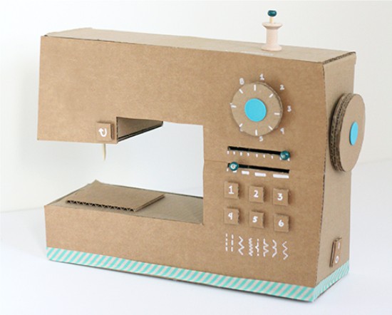 Швейная машинка из картона