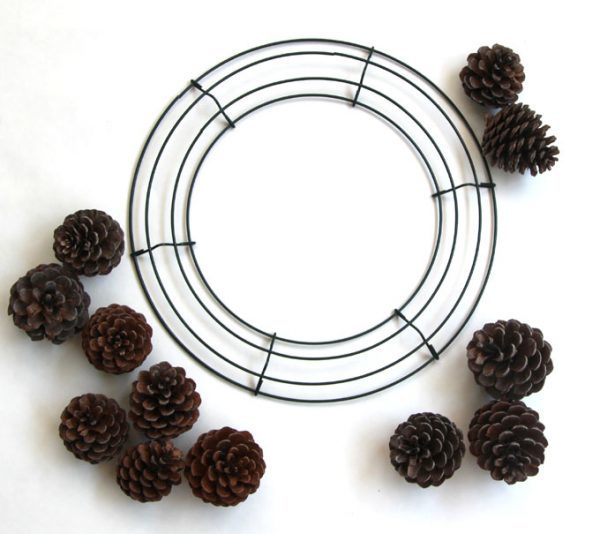 kak-sdelat-rozhdestvenskij-venok-svoimi-rukami-poshagovo-41