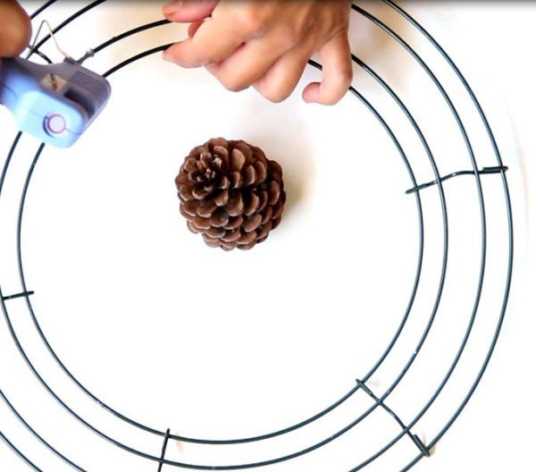 kak-sdelat-rozhdestvenskij-venok-svoimi-rukami-poshagovo-48