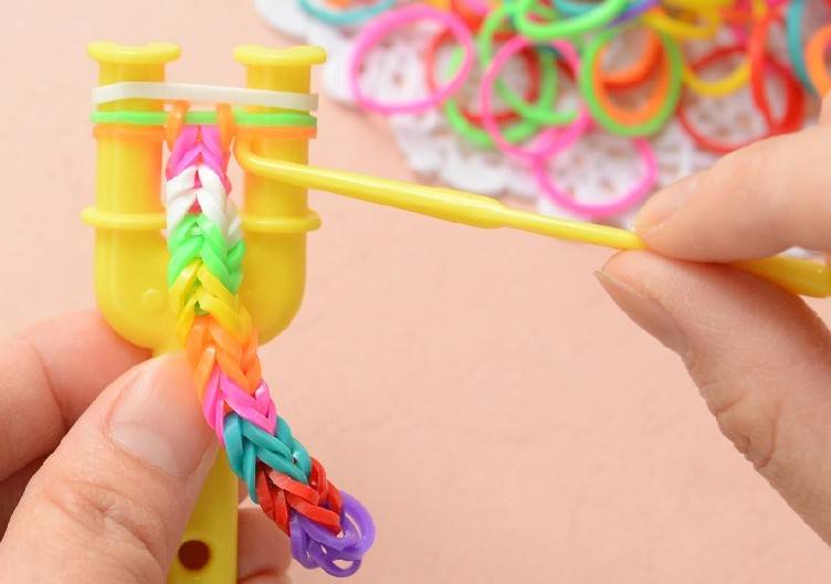 Как плести из резинок фигурки на рогатке