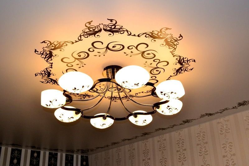Особенно эффектно смотрится рисунок с растительным орнаментом вокруг люстры Особенно эффектно смотрится рисунок с растительным орнаментом вокруг люстры